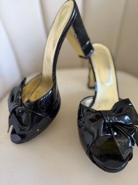 Valentino Garavani Black Patent Leather Bow Mules Peep-Toe Heels Bow Shoes Vtg 8